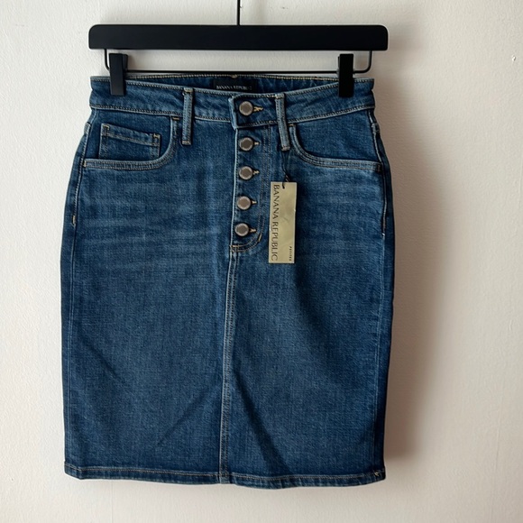 Banana Republic NWT Classic Denim Jean Skirt. Size 2P. - Picture 1 of 13